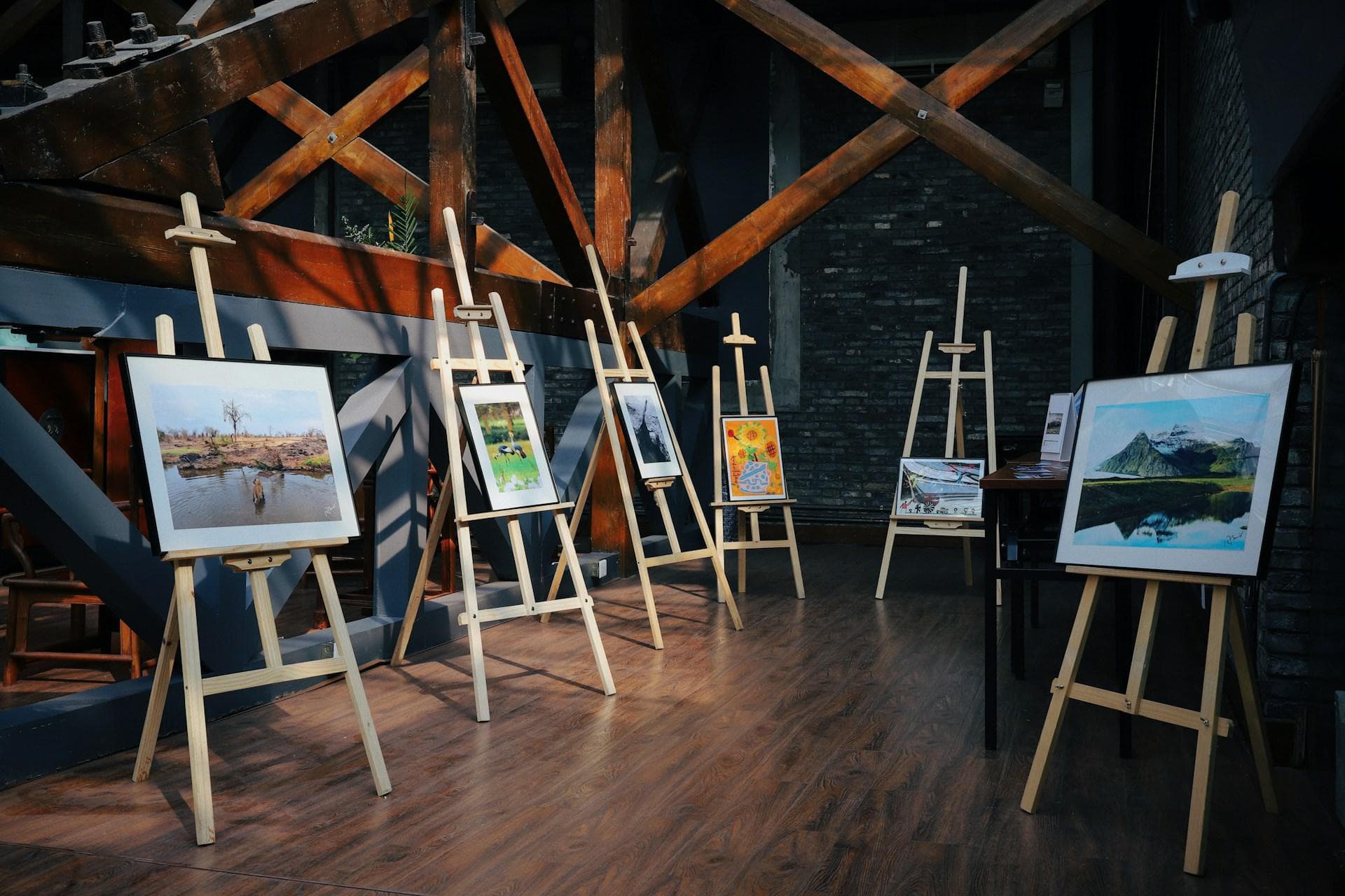 Hinter den Kulissen einer Galerie – wie eine Ausstellung entsteht, vom Aufbau bis zur Kuratierung